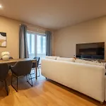 Elegant Modern Flat With Balcony By Hostwise Apartamento
