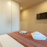 Elegant Modern Flat With Balcony By Hostwise *