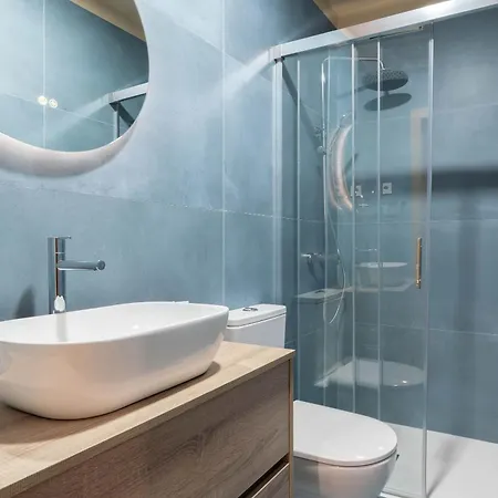 Elegant Modern Flat With Balcony By Hostwise