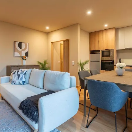 Elegant Modern Flat With Balcony By Hostwise *