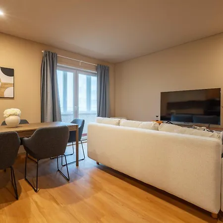 Elegant Modern Flat With Balcony By Hostwise Lägenhet