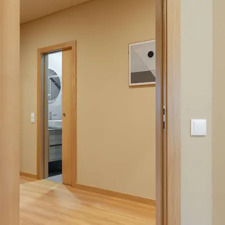 Elegant Modern Flat With Balcony By Hostwise Apartment *