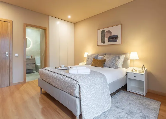 Elegant Modern Flat With Balcony By Hostwise