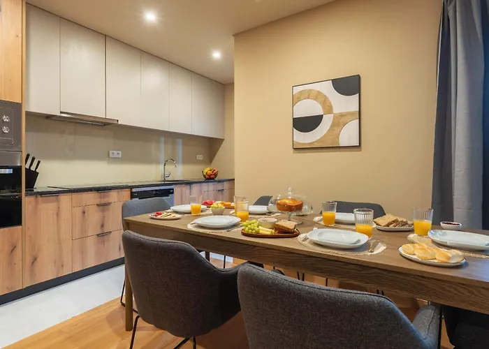 Elegant Modern Flat With Balcony By Hostwise 아파트 *