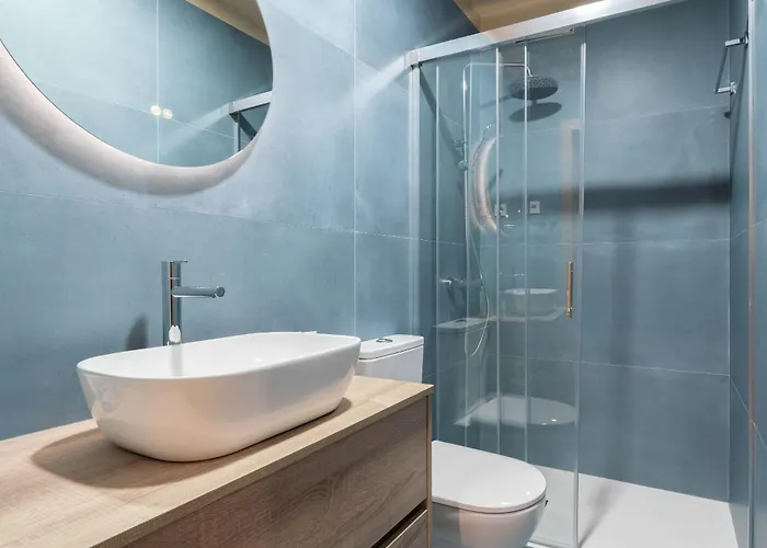 Elegant Modern Flat With Balcony By Hostwise