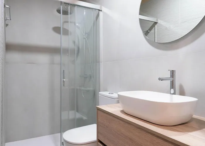 Appartement Elegant Modern Flat With Balcony By Hostwise