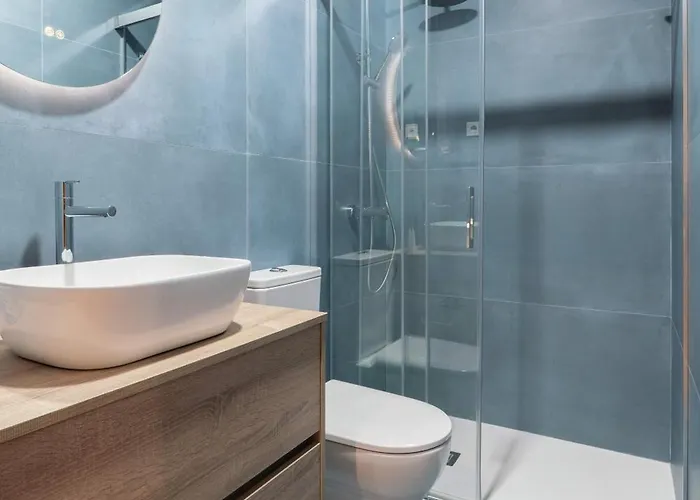 Elegant Modern Flat With Balcony By Hostwise *