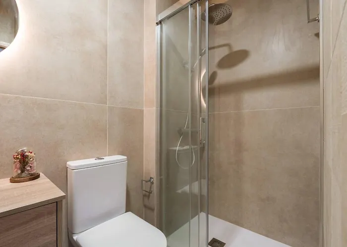 Elegant Modern Flat With Balcony By Hostwise 아파트 *