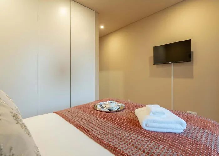 Elegant Modern Flat With Balcony By Hostwise *