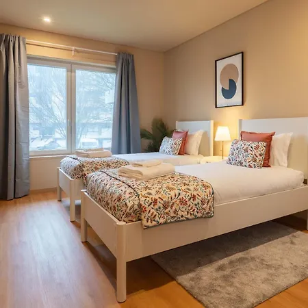 Elegant Modern Flat With Balcony By Hostwise *