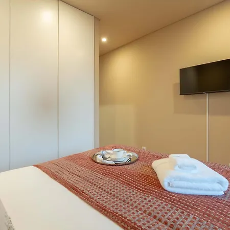 Elegant Modern Flat With Balcony By Hostwise *