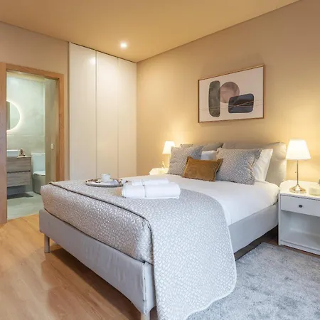 Elegant Modern Flat With Balcony By Hostwise