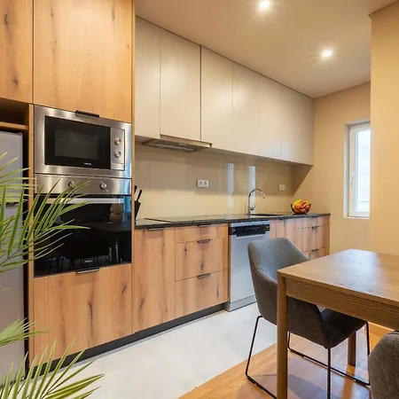 Elegant Modern Flat With Balcony By Hostwise شقة