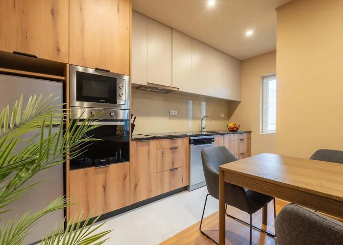 Elegant Modern Flat With Balcony By Hostwise شقة