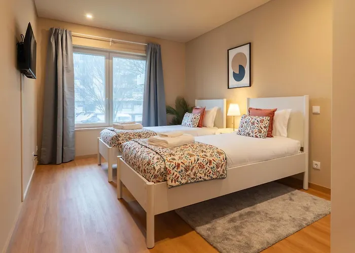 Elegant Modern Flat With Balcony By Hostwise *