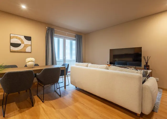 Elegant Modern Flat With Balcony By Hostwise شقة