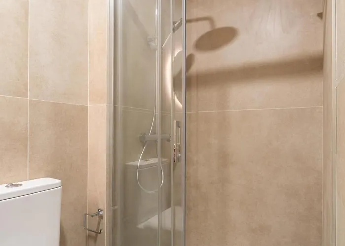 Elegant Modern Flat With Balcony By Hostwise شقة